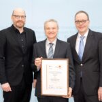 Das Ranking der Nachhaltigkeitsberichte wird seit 25 Jahren vom Institut für ökologische Wirtschaftsforschung (IÖW) und von der Unternehmensinitiative Future durchgeführt (v.l.n.r.): Thomas Korbun (IÖW), Lothar Hartmann (memo AG) und Udo Westermann (Future). (Quelle: Gordon Welters/IÖW)