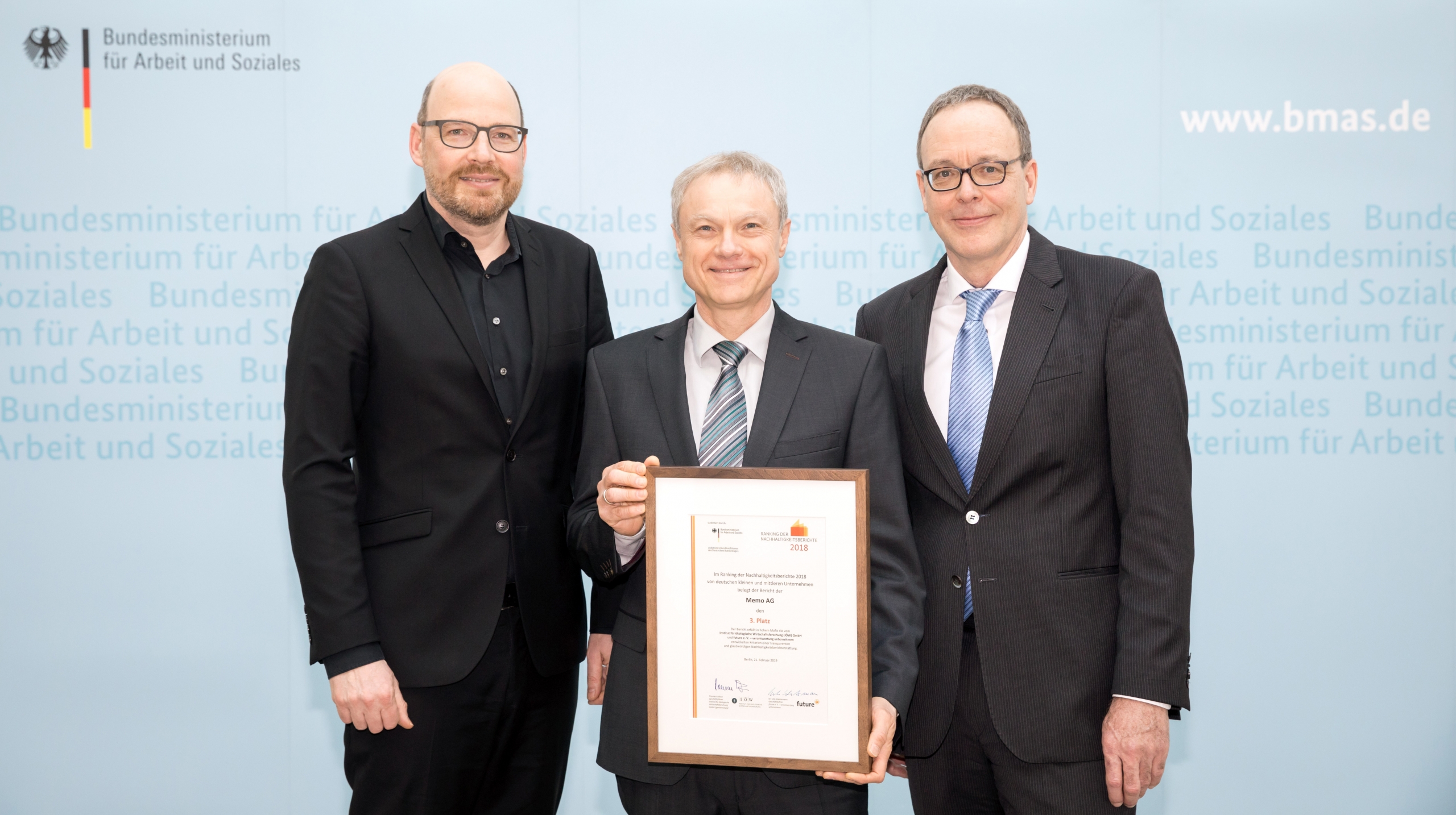 Das Ranking der Nachhaltigkeitsberichte wird seit 25 Jahren vom Institut für ökologische Wirtschaftsforschung (IÖW) und von der Unternehmensinitiative Future durchgeführt (v.l.n.r.): Thomas Korbun (IÖW), Lothar Hartmann (memo AG) und Udo Westermann (Future). (Quelle: Gordon Welters/IÖW)