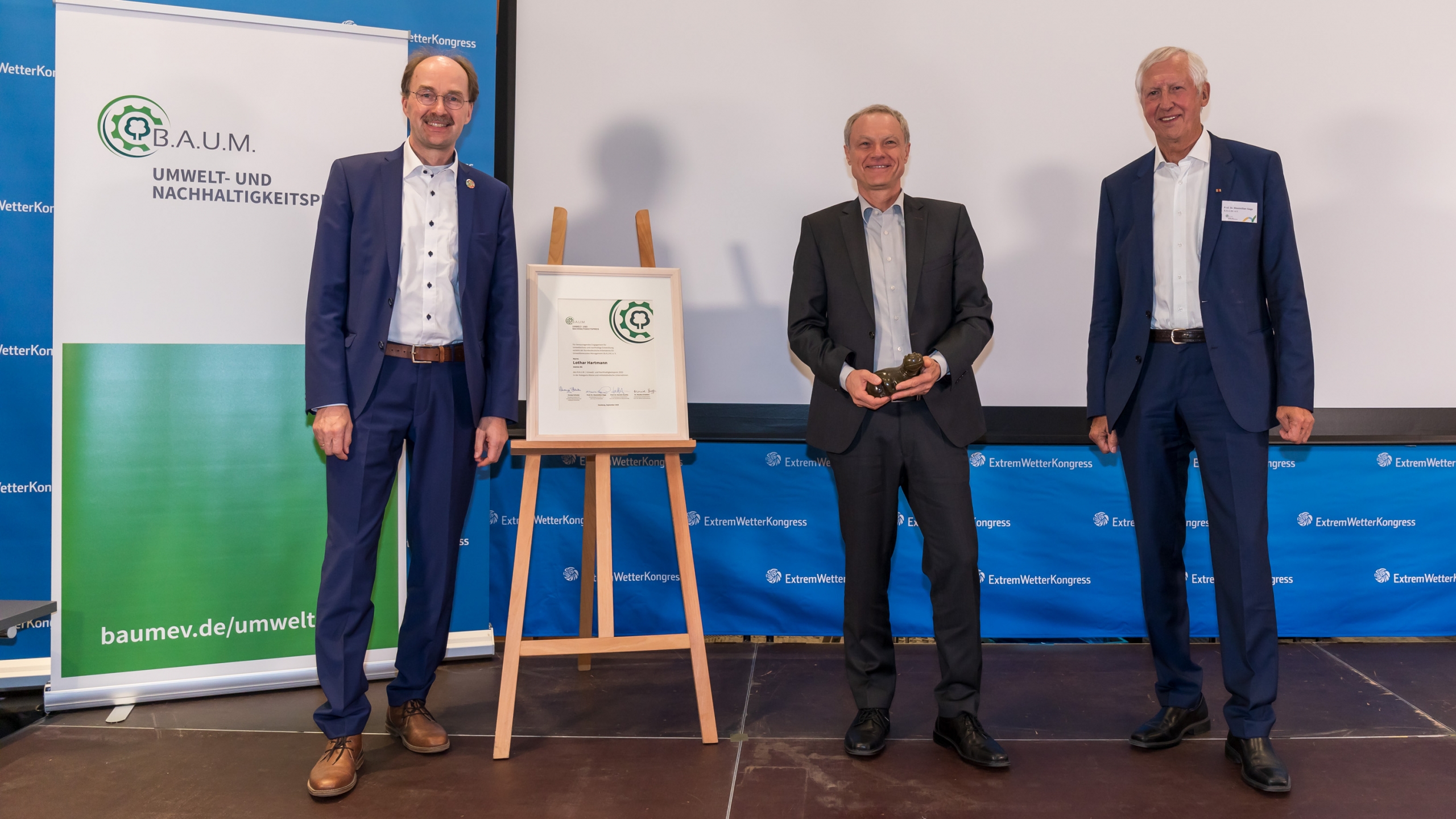 Lothar Hartmann (Mitte) erhielt den B.A.U.M. Umweltpreis